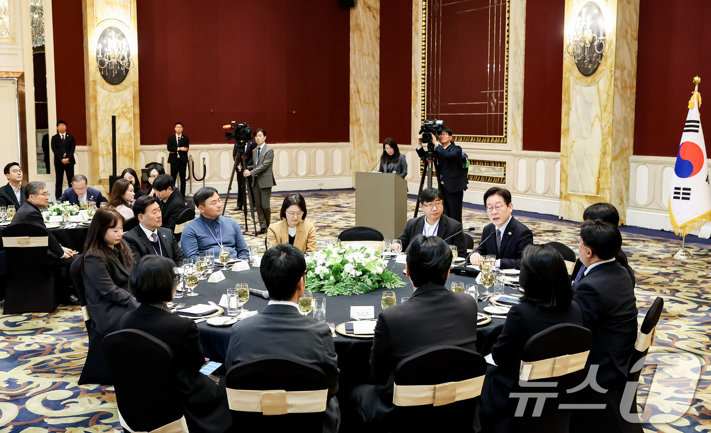 (상하이(중국)=뉴스1) 허경 기자 = 중국을 국빈방문 중인 이재명 대통령이 7일 상하이시에서 열린 순방기자단 오찬간담회에서 취재진 질문에 답변하고 있다. 2026.1.7/뉴스1