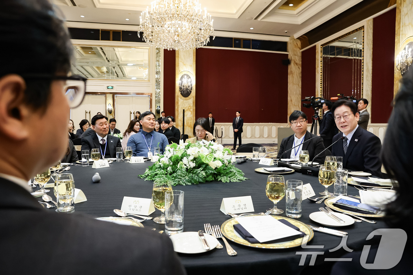 (상하이(중국)=뉴스1) 허경 기자 = 중국을 국빈방문 중인 이재명 대통령이 7일 상하이시에서 열린 순방기자단 오찬간담회에서 취재진 질문에 답변하고 있다. 2026.1.7/뉴스1