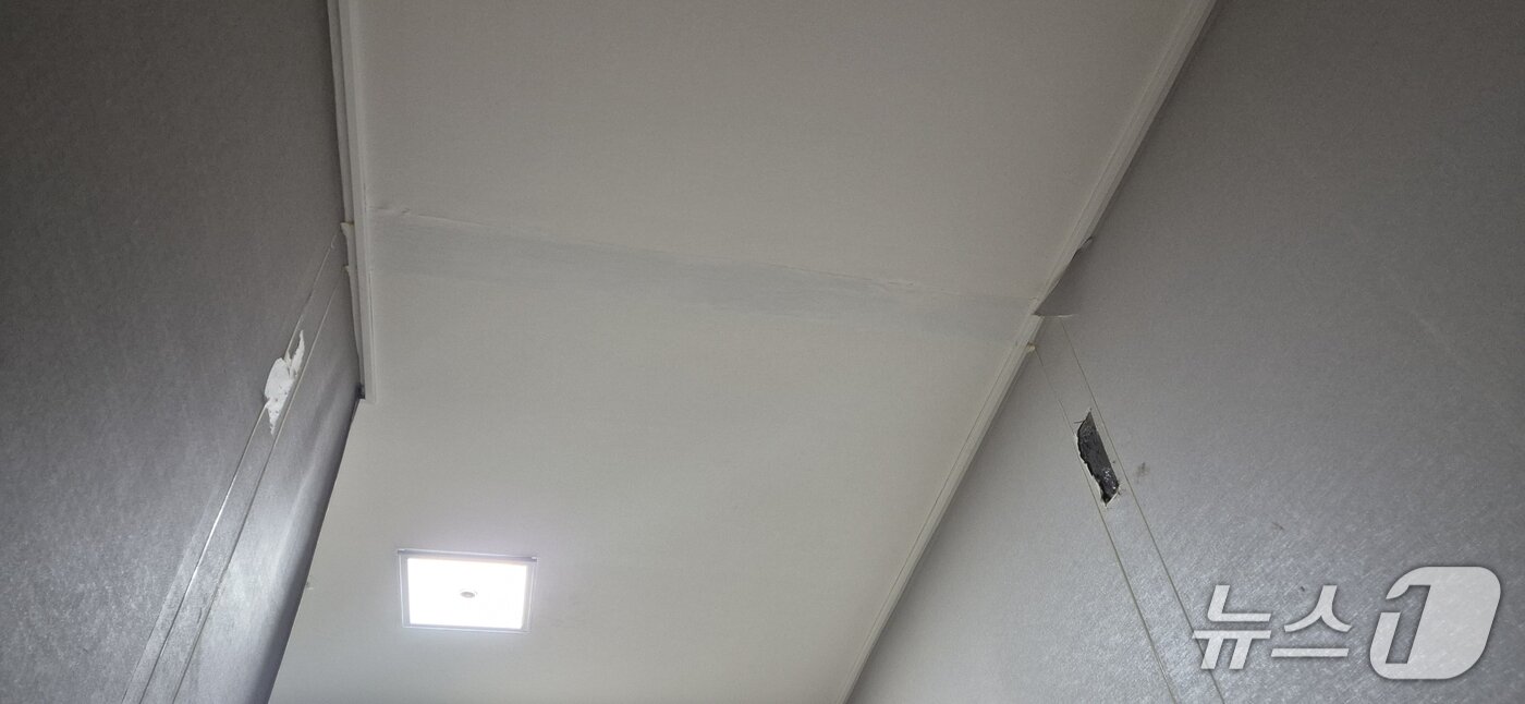 본문 이미지 - 현관 중문 철거 과정에서 천정 벽지가 일부 훼손된 모습.(임차인 A 씨 제공. 재판매 및 DB금지)/뉴스1