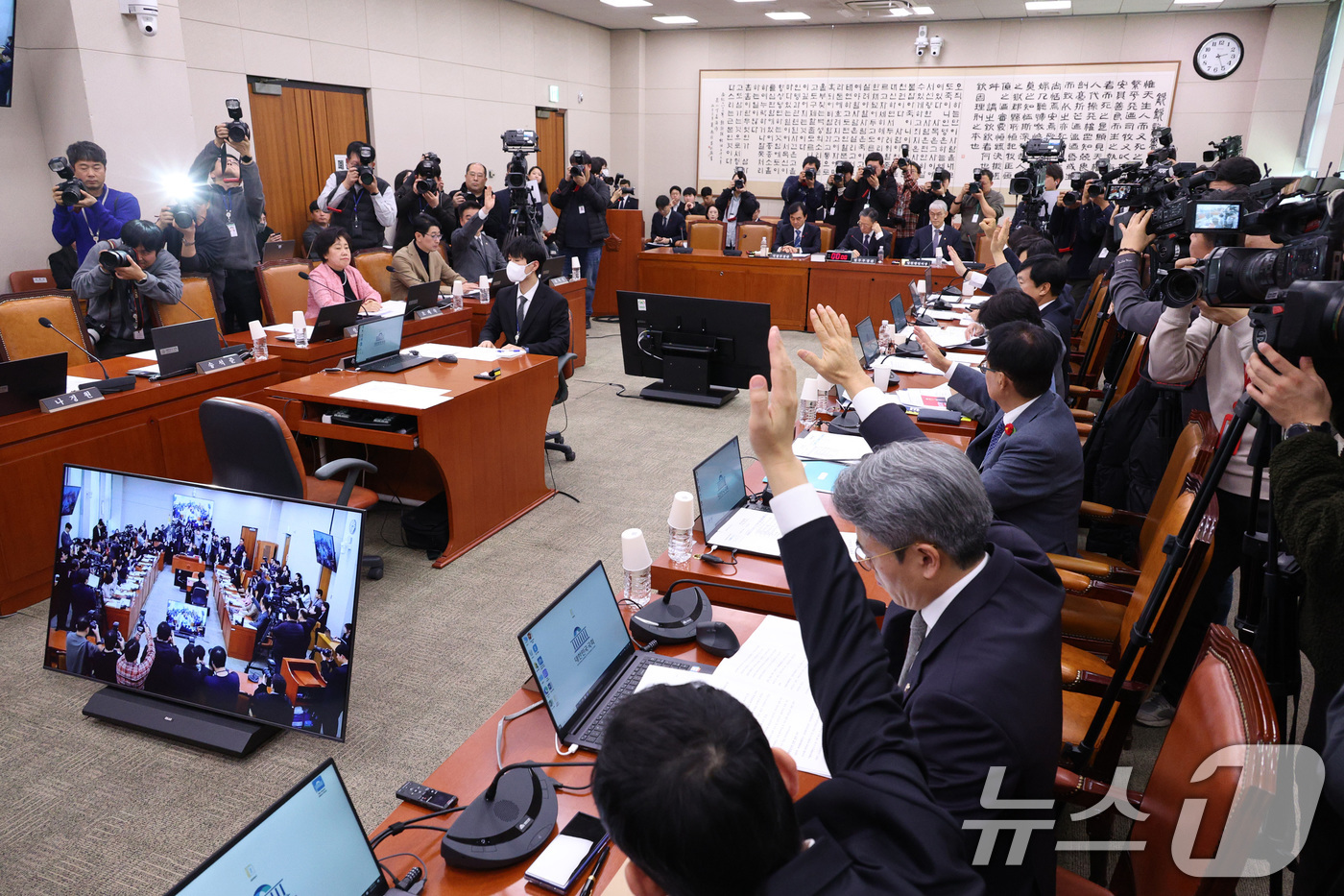 (서울=뉴스1) 신웅수 기자 = 7일 서울 여의도 국회에서 열린 법제사법위원회 전체회의에서 여야 의원들이 거수 표결하고 있다. 2026.1.7/뉴스1