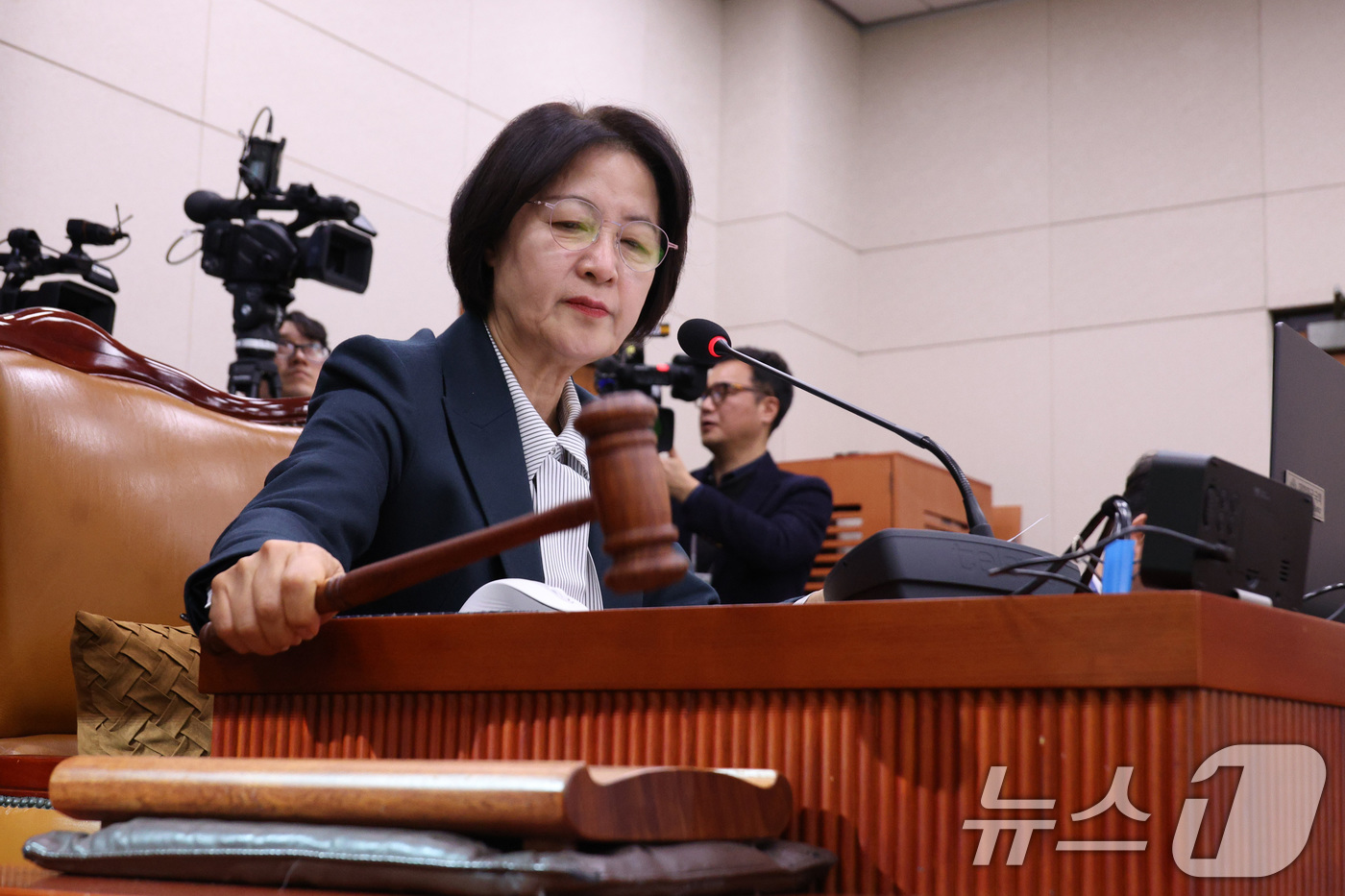 (서울=뉴스1) 신웅수 기자 = 추미애 위원장이 7일 서울 여의도 국회에서 열린 법제사법위원회 전체회의에서 의사봉을 두드리고 있다. 2026.1.7/뉴스1