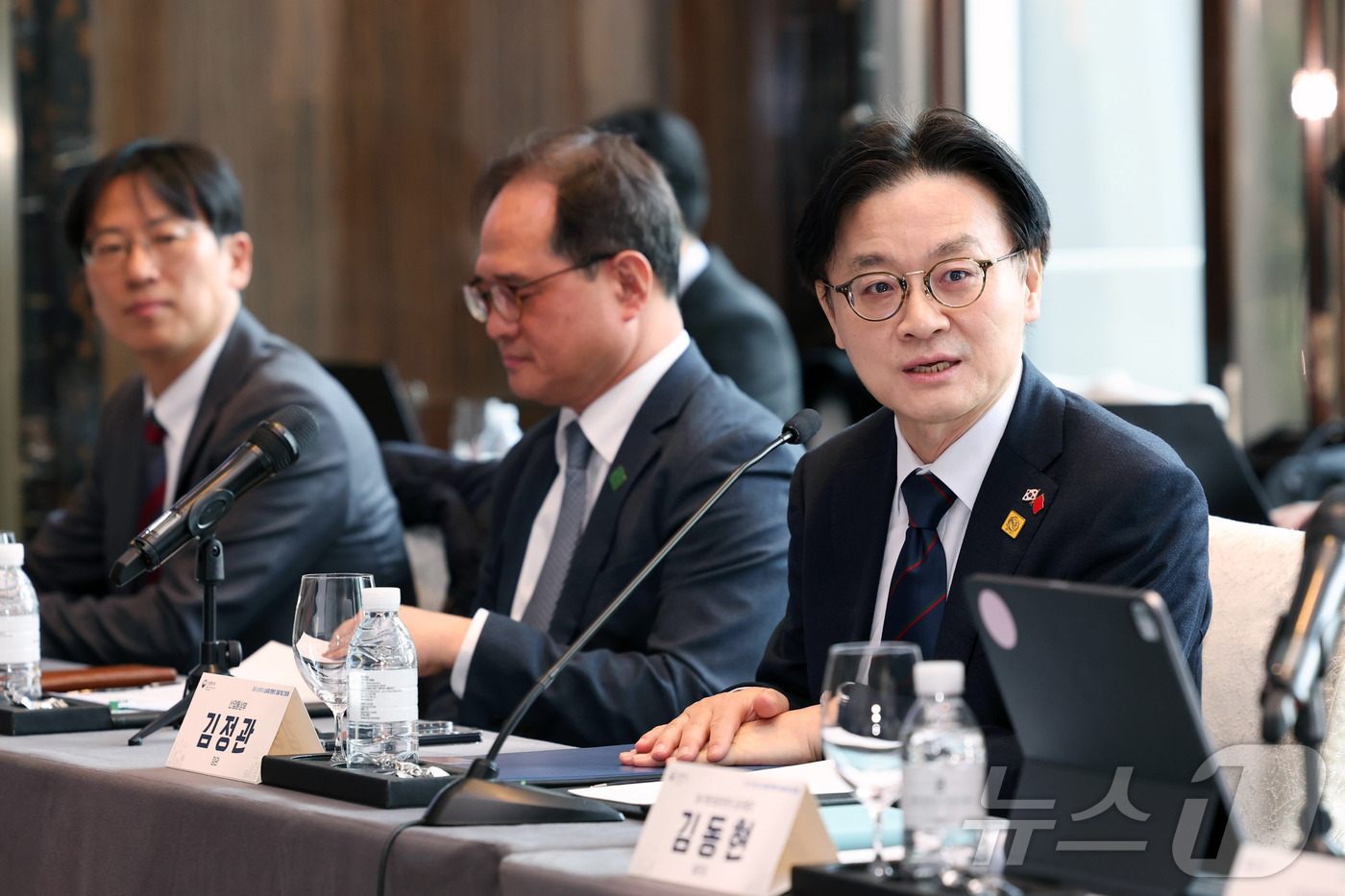 (서울=뉴스1) = 김정관 산업통상자원부 장관이 7일(현지시간) 오전 중국 상하이에서 이재명 대통령 중국 순방 계기에 열린 '중국(상하이) 진출 소비재·콘텐츠 기업 간담회'에서 발 …