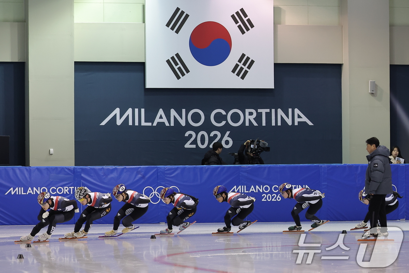 (진천=뉴스1) 김성진 기자 = 쇼트트랙 선수들이 7일 충북 진천선수촌 챔피언하우스에서 열린 2026 밀라노코르티나동계올림픽대회 D-30 미디어데이 및 훈련 공개에서 훈련을 하고 …