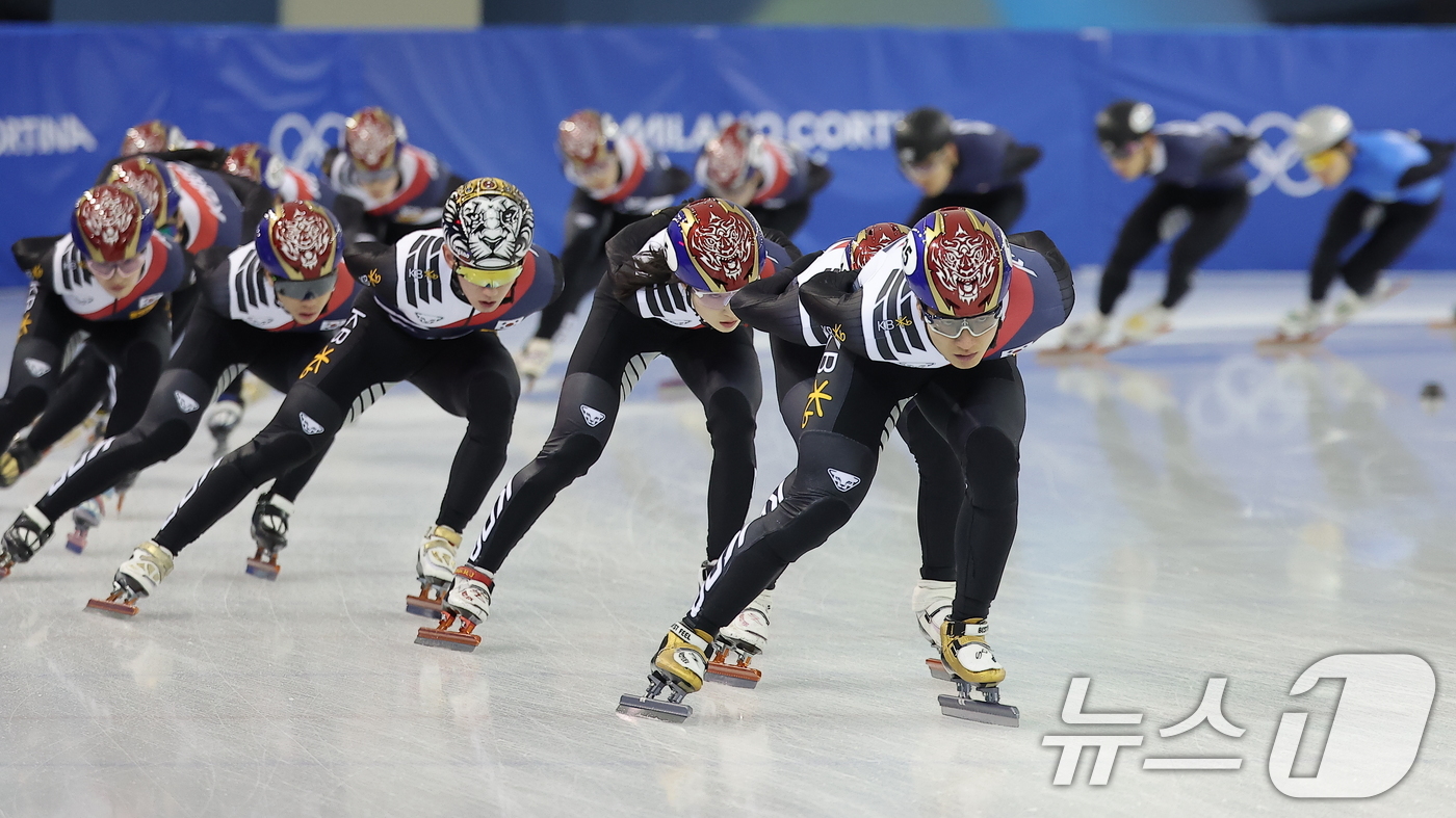 (서울=뉴스1) 김성진 기자 = 쇼트트랙 선수들이 7일 충북 진천선수촌 챔피언하우스에서 열린 2026 밀라노코르티나동계올림픽대회 D-30 미디어데이 및 훈련 공개에서 훈련을 하고 …