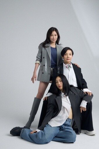 본문 이미지 - 리아킴(앞에서부터 차례대로), 안애순, 문소리(안애순컴퍼니 제공)