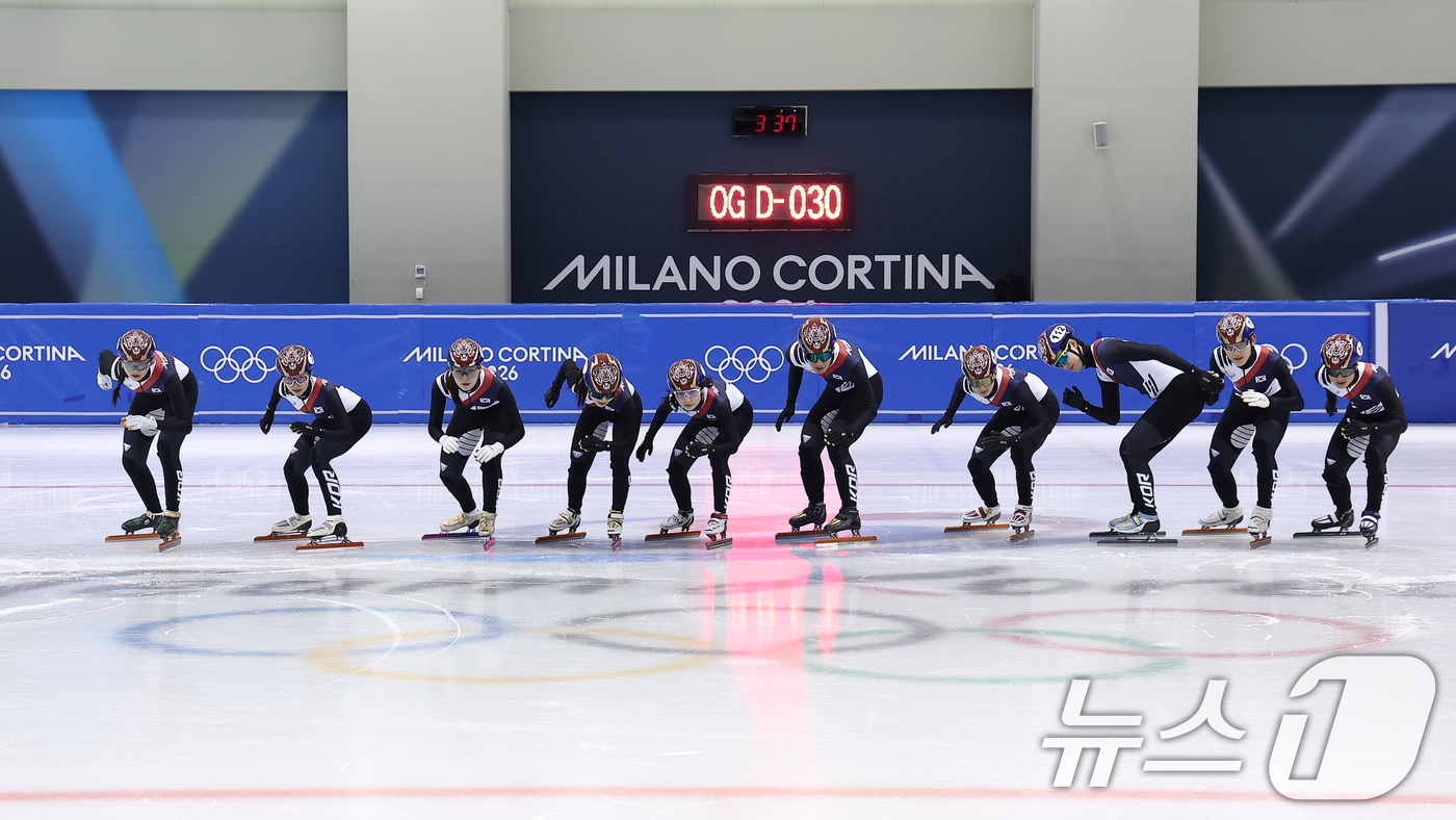 (진천=뉴스1) 김성진 기자 = 쇼트트랙 선수들이 7일 충북 진천선수촌 챔피언하우스에서 열린 2026 밀라노코르티나동계올림픽대회 D-30 미디어데이 및 훈련 공개에서 출발 포즈를 …