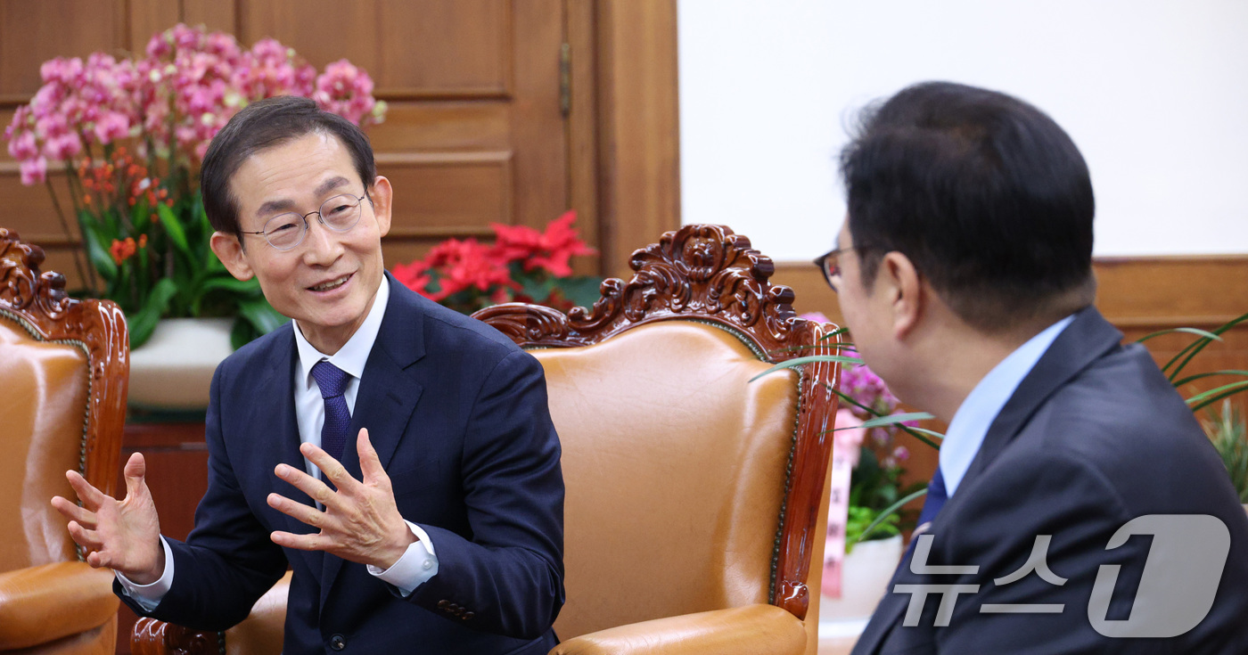 (서울=뉴스1) 신웅수 기자 = 김호철 감사원장이 7일 서울 여의도 국회에서 우원식 국회의장을 예방하고 있다. 2026.1.7/뉴스1