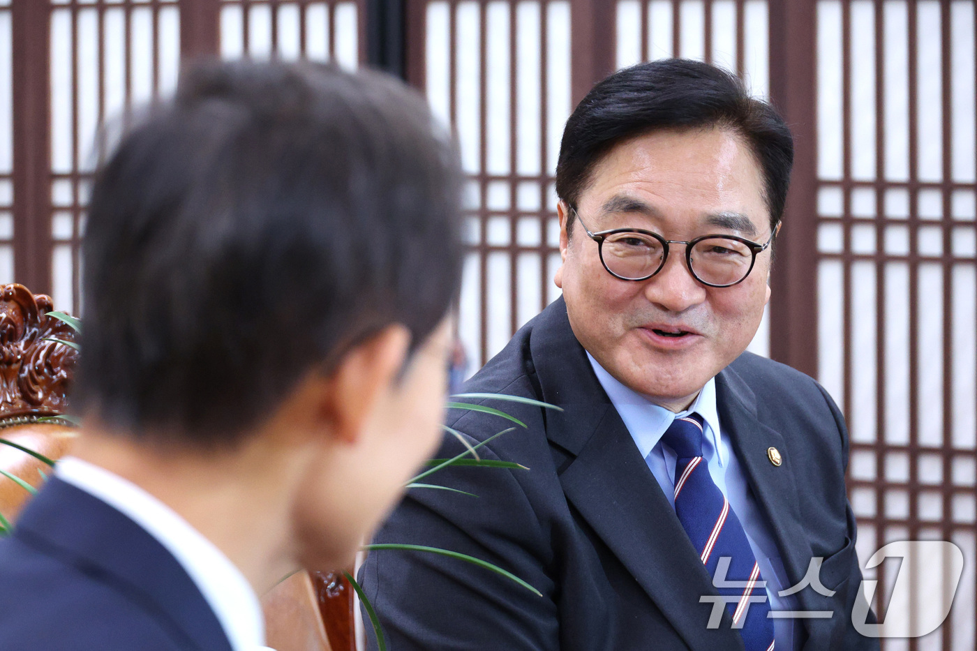 (서울=뉴스1) 신웅수 기자 = 우원식 국회의장이 7일 서울 여의도 국회를 예방한 김호철 감사원장과 환담을 나누고 있다. 2026.1.7/뉴스1