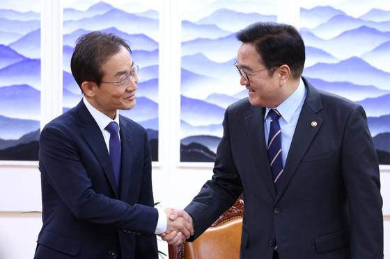 인사나누는 우원식 국회의장·김호철 감사원장