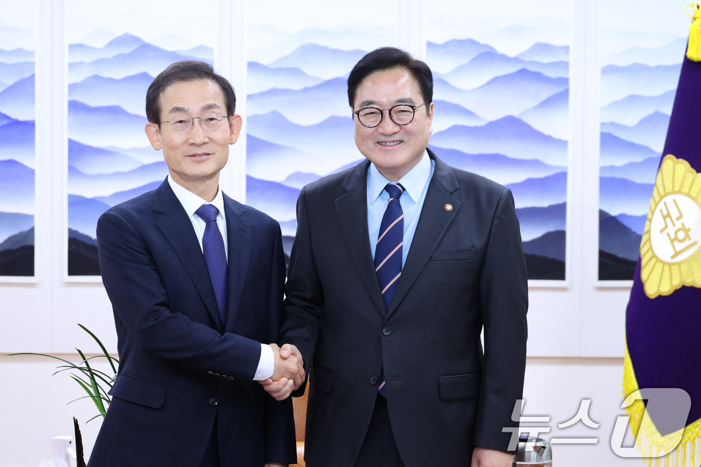 (서울=뉴스1) 신웅수 기자 = 김호철 감사원장이 7일 서울 여의도 국회에서 우원식 국회의장을 예방하고 있다. 2026.1.7/뉴스1