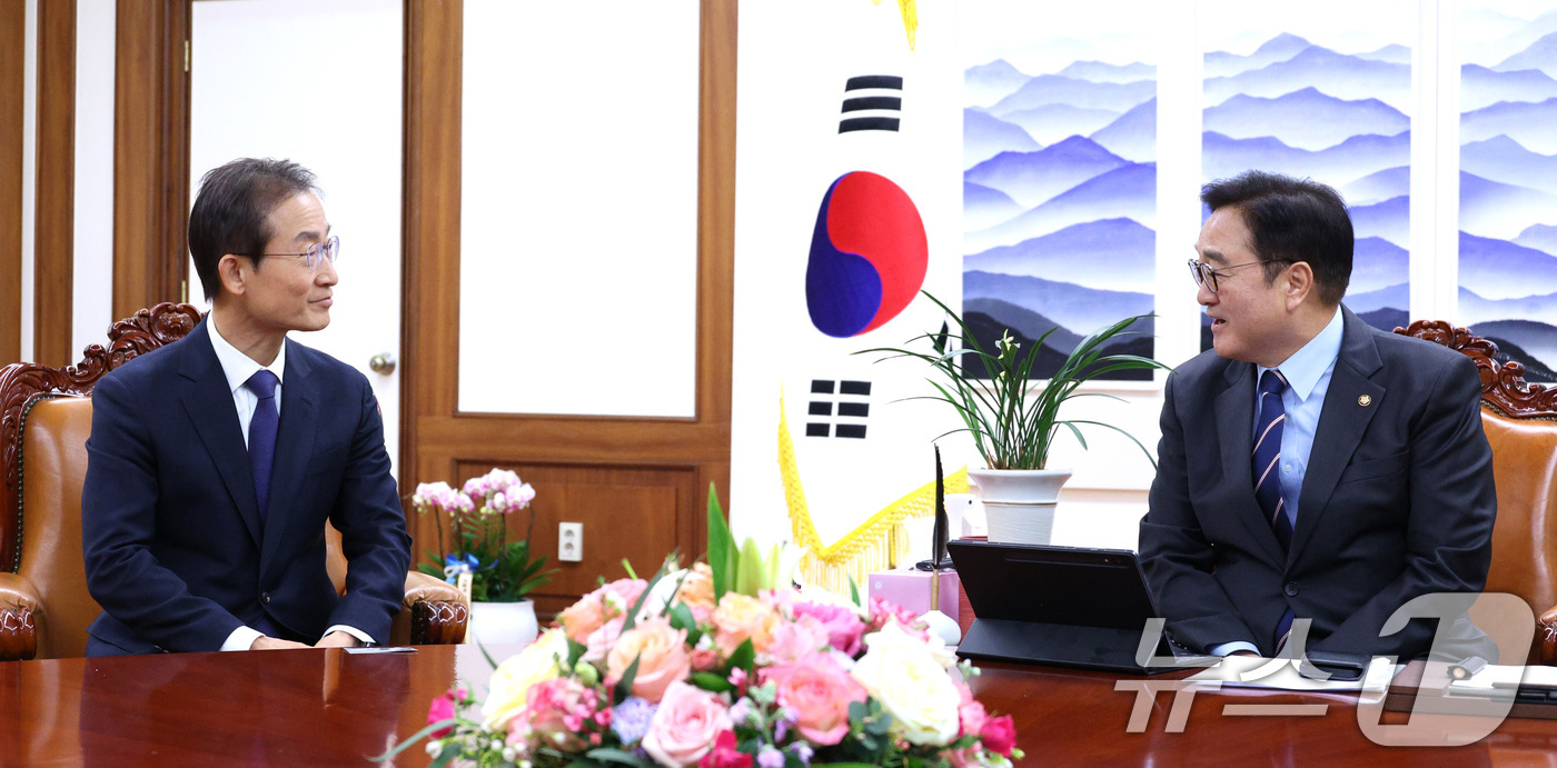 (서울=뉴스1) 신웅수 기자 = 김호철 감사원장이 7일 서울 여의도 국회에서 우원식 국회의장을 예방하고 있다. 2026.1.7/뉴스1