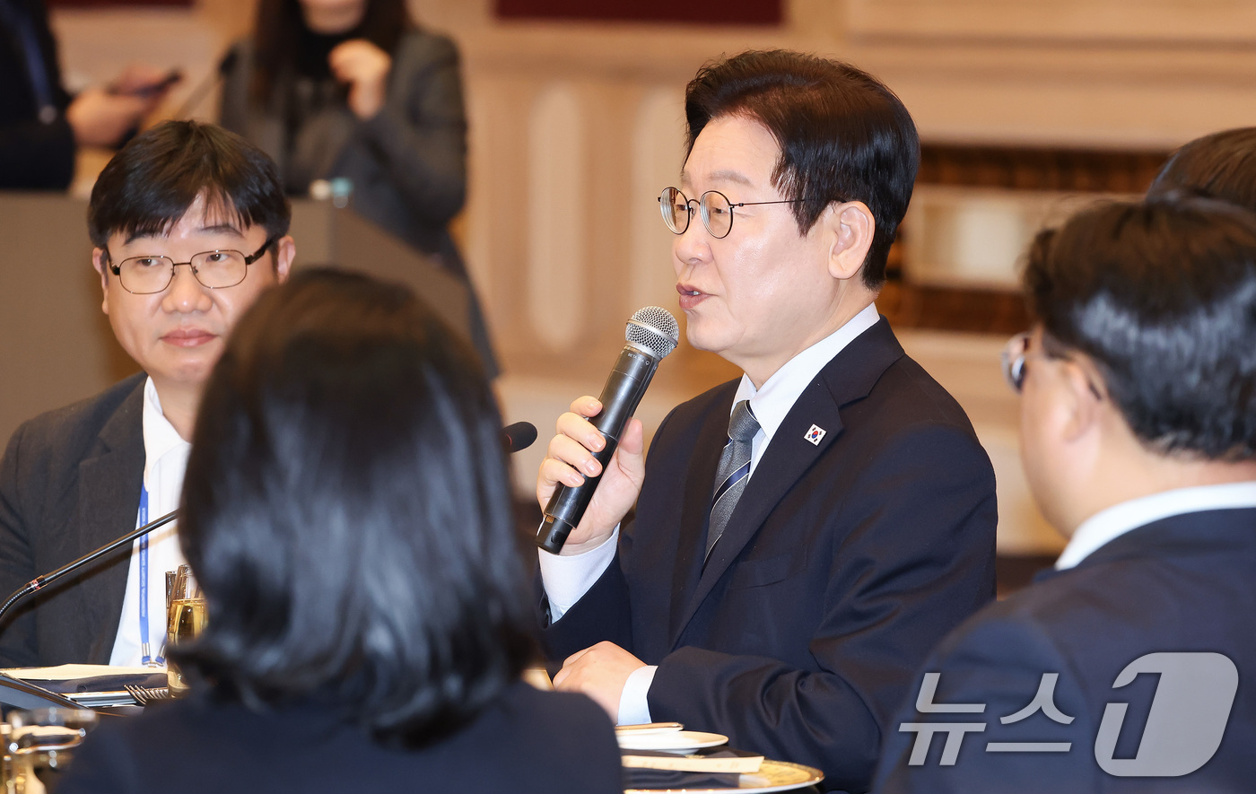 (상하이(중국)=뉴스1) 허경 기자 = 중국을 국빈방문 중인 이재명 대통령이 7일 상하이시에서 열린 순방기자단 오찬간담회에서 발언하고 있다. 2026.1.7/뉴스1