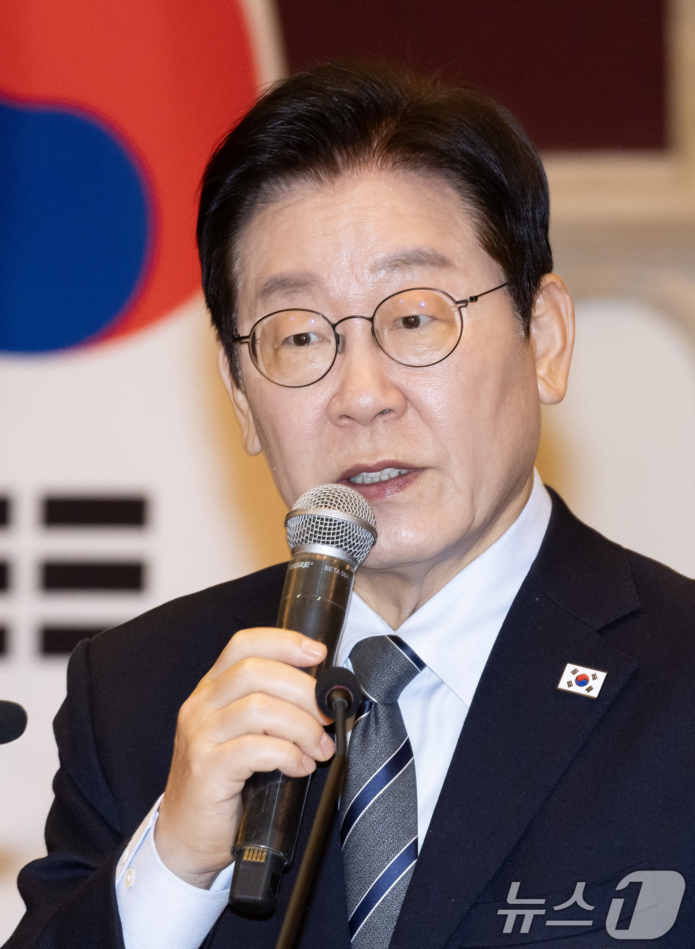 (상하이(중국)=뉴스1) 허경 기자 = 중국을 국빈방문 중인 이재명 대통령이 7일 상하이시에서 열린 순방기자단 오찬간담회에서 발언하고 있다. 2026.1.7/뉴스1