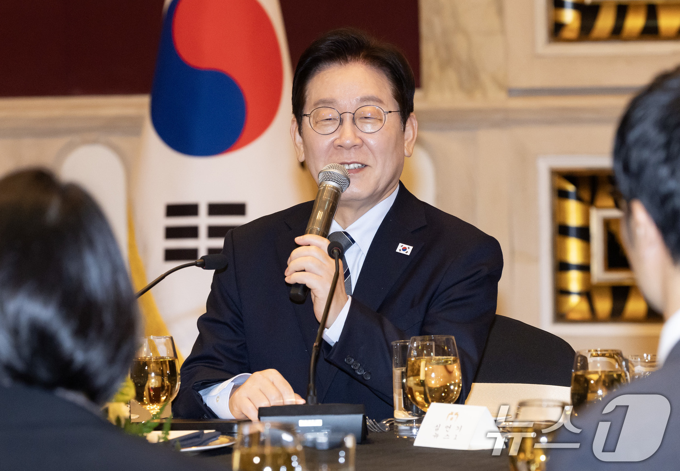 (상하이(중국)=뉴스1) 허경 기자 = 중국을 국빈방문 중인 이재명 대통령이 7일 상하이시에서 열린 순방기자단 오찬간담회에서 발언하고 있다. 2026.1.7/뉴스1