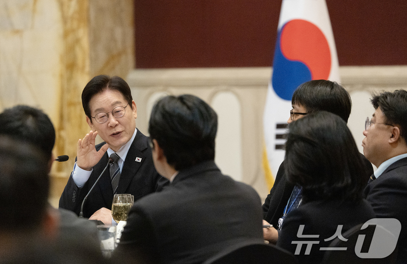 (상하이(중국)=뉴스1) 허경 기자 = 중국을 국빈방문 중인 이재명 대통령이 7일 상하이시에서 열린 순방기자단 오찬간담회에서 취재진 질문에 답변하고 있다. 2026.1.7/뉴스1