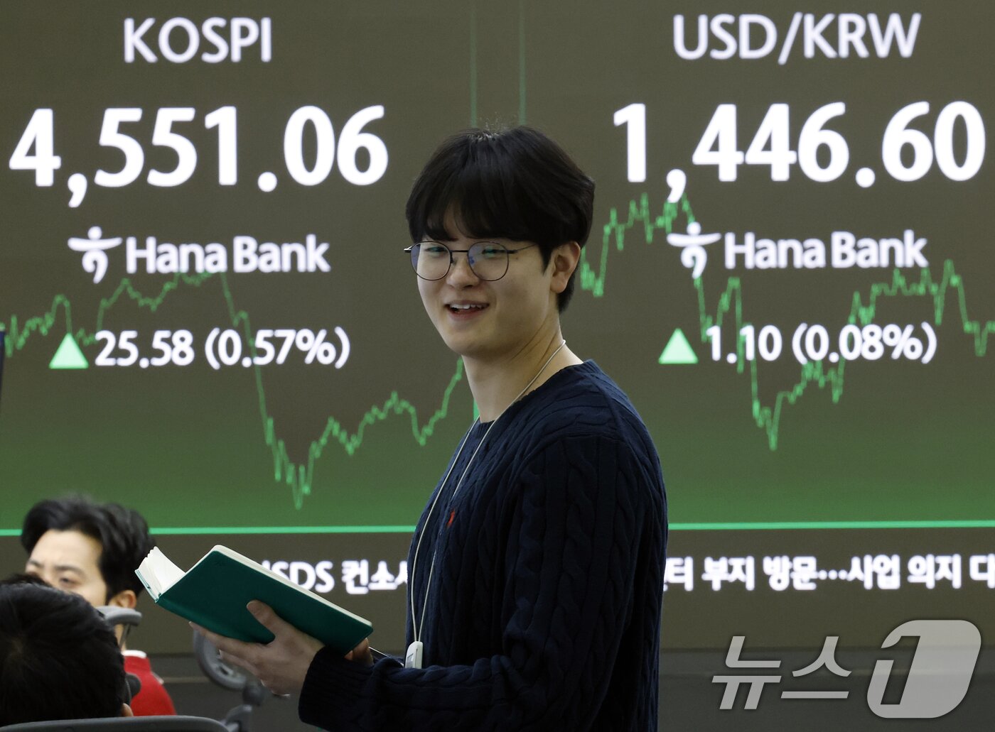 본문 이미지 - 7일 오후 서울 중구 하나은행 본점 딜링룸 전광판에 증시 종가가 표시되고 있다. 2026.1.7/뉴스1 ⓒ News1 박정호 기자