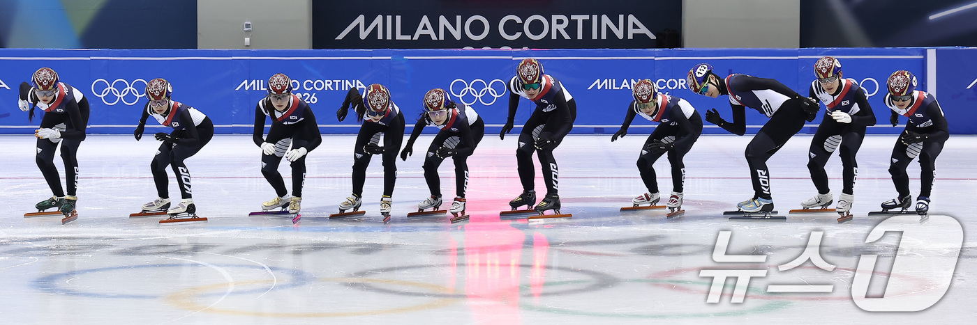(진천=뉴스1) 김성진 기자 = 쇼트트랙 선수들이 7일 충북 진천선수촌 챔피언하우스에서 열린 2026 밀라노코르티나동계올림픽대회 D-30 미디어데이 및 훈련 공개에서 출발 포즈를 …
