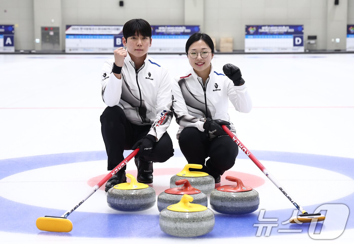 본문 이미지 - 컬링 믹스더블 정영석과 김선영이 7일 충북 진천선수촌 챔피언하우스에서 열린 2026 밀라노코르티나동계올림픽대회 D-30 미디어데이 및 훈련 공개에서 포즈를 취하고 있다. 2026.1.7/뉴스1 ⓒ News1 김성진 기자