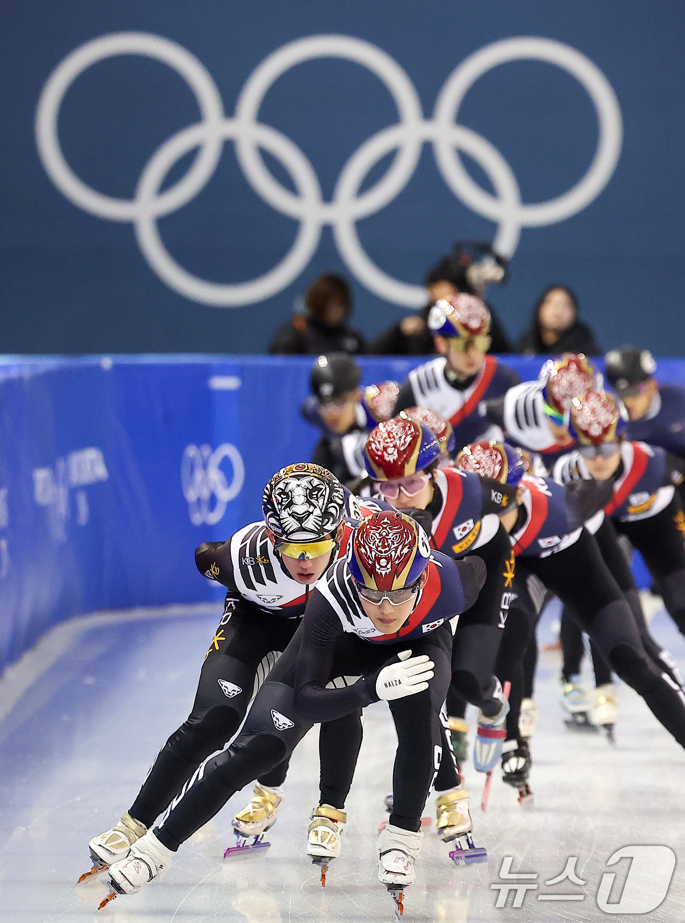 (진천=뉴스1) 김성진 기자 = 쇼트트랙 선수들이 7일 충북 진천선수촌 챔피언하우스에서 열린 2026 밀라노코르티나동계올림픽대회 D-30 미디어데이 및 훈련 공개에서 훈련을 하고 …