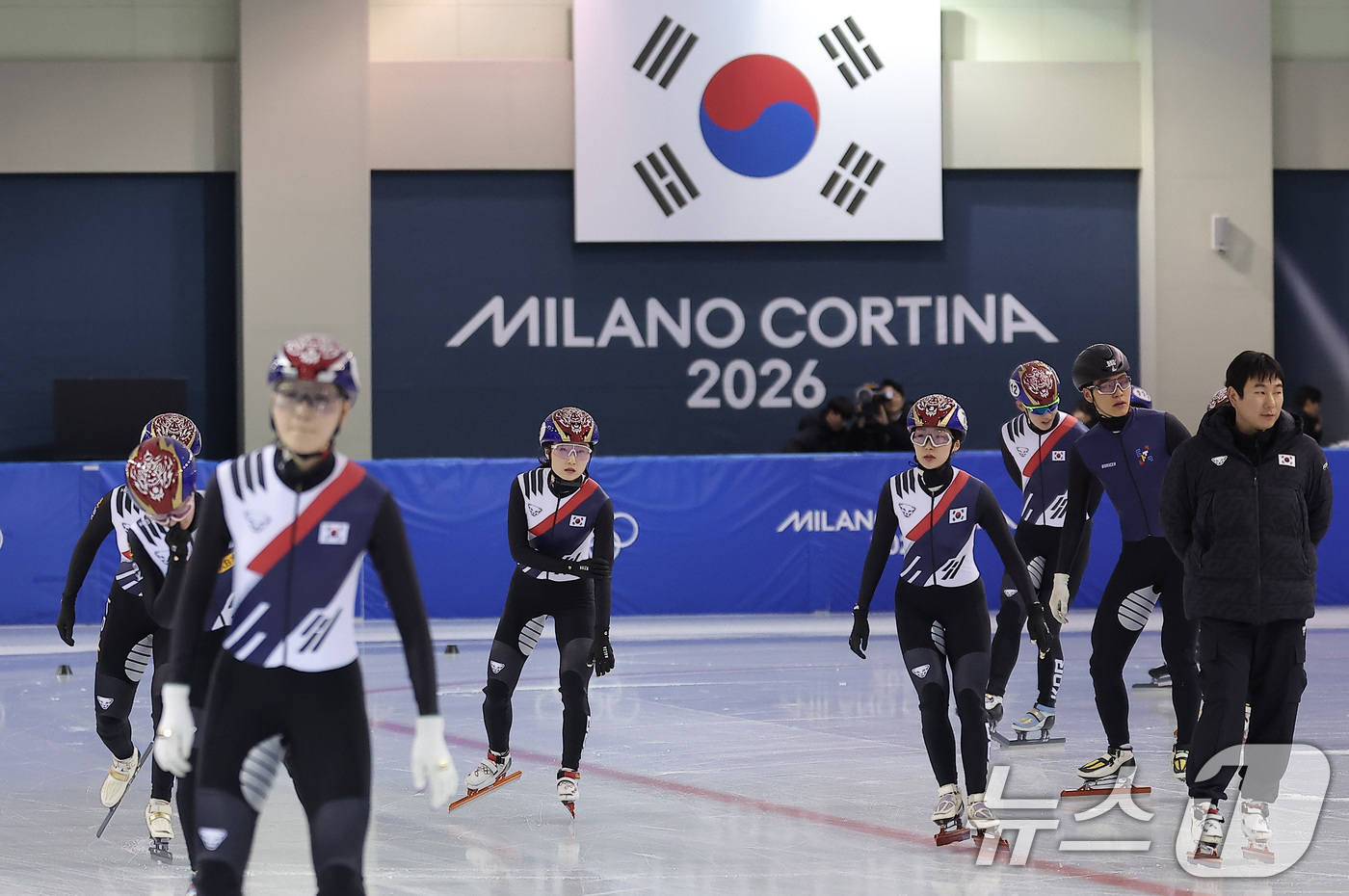(진천=뉴스1) 김성진 기자 = 쇼트트랙 선수들이 7일 충북 진천선수촌 챔피언하우스에서 열린 2026 밀라노코르티나동계올림픽대회 D-30 미디어데이 및 훈련 공개에서 훈련을 하고 …