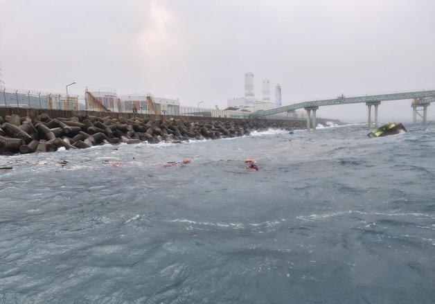 제주 앞바다서 어선 침몰 사고…표류하던 승선원 전원 구조(종합)