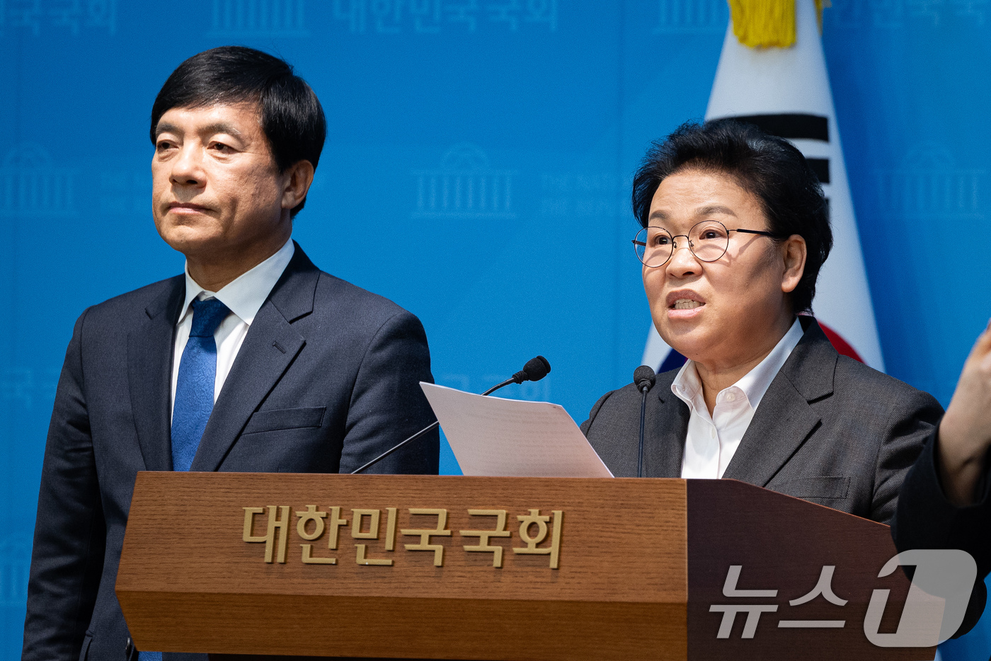 (서울=뉴스1) 유승관 기자 = 더불어민주당 이성윤(왼쪽), 문정복 최고위원 후보가 7일 서울 여의도 국회 소통관에서 지구당(지역자치당) 부활을 위한 정당법 등 개정안 발의 기자회 …