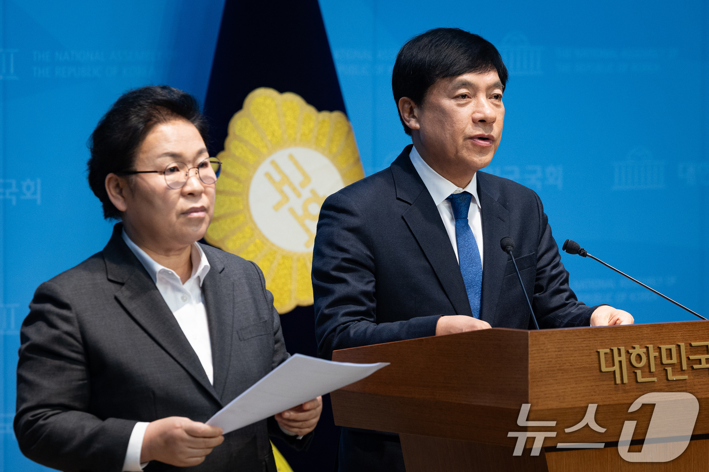 (서울=뉴스1) 유승관 기자 = 더불어민주당 이성윤(오른쪽), 문정복 최고위원 후보가 7일 서울 여의도 국회 소통관에서 지구당(지역자치당) 부활을 위한 정당법 등 개정안 발의 기자 …