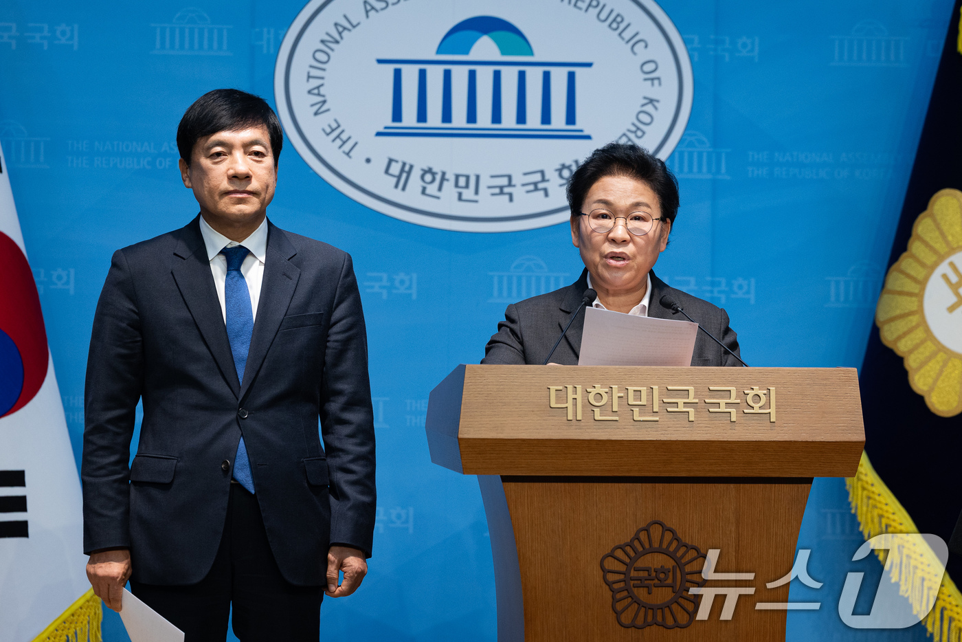 (서울=뉴스1) 유승관 기자 = 더불어민주당 이성윤(왼쪽), 문정복 최고위원 후보가 7일 서울 여의도 국회 소통관에서 지구당(지역자치당) 부활을 위한 정당법 등 개정안 발의 기자회 …