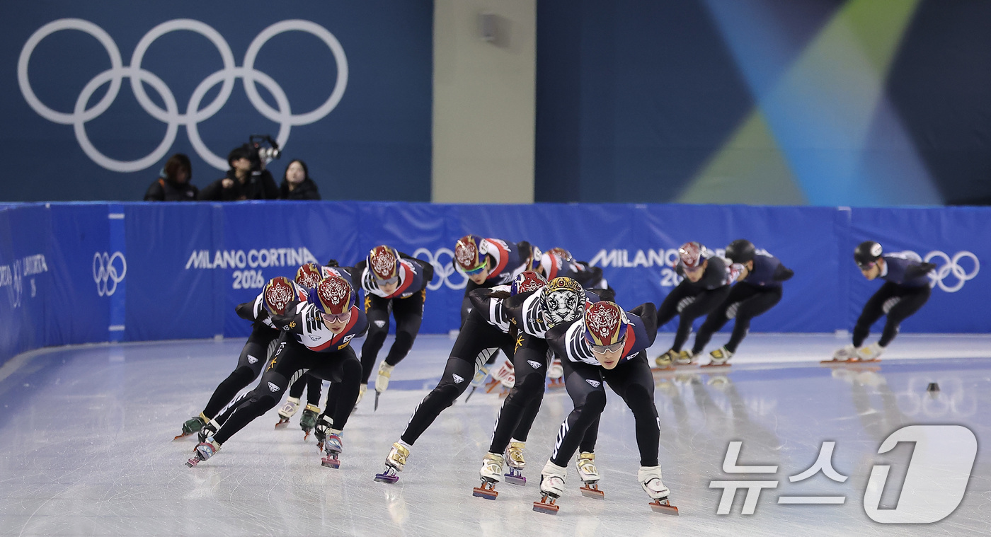 (진천=뉴스1) 김성진 기자 = 쇼트트랙 선수들이 7일 충북 진천선수촌 챔피언하우스에서 열린 2026 밀라노코르티나동계올림픽대회 D-30 미디어데이 및 훈련 공개에서 훈련을 하고 …