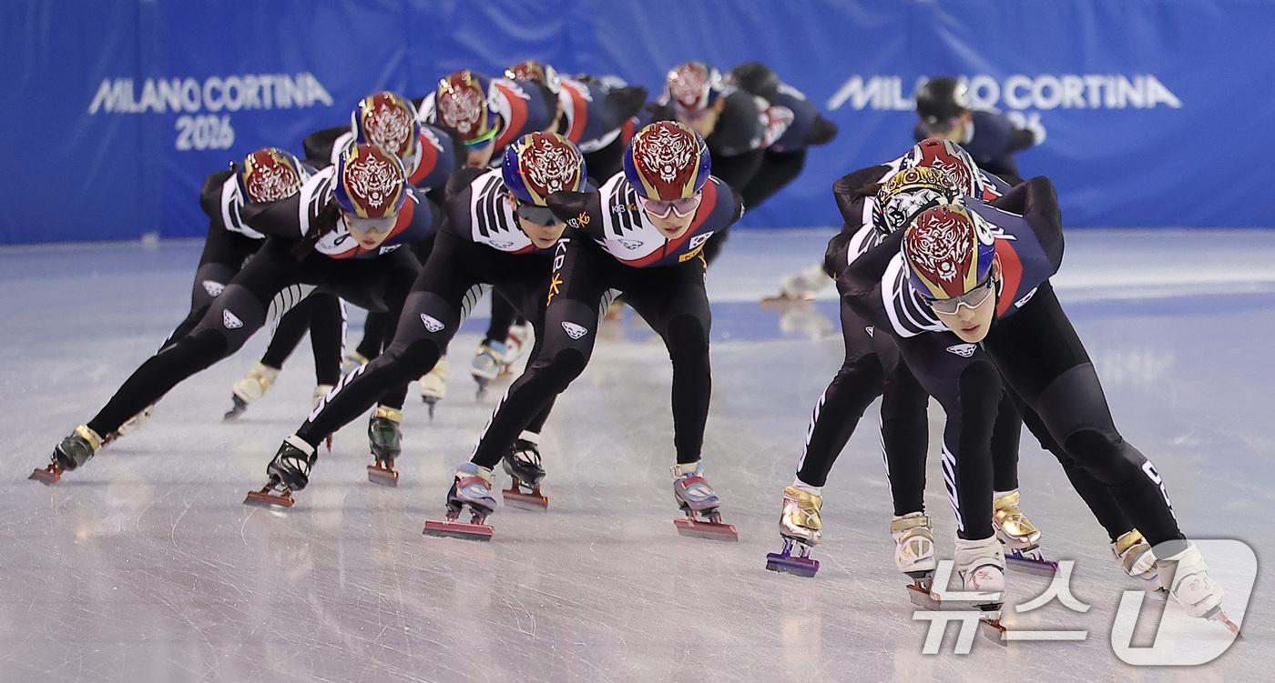 (진천=뉴스1) 김성진 기자 = 쇼트트랙 임종언과 선수들이 7일 충북 진천선수촌 챔피언하우스에서 열린 2026 밀라노코르티나동계올림픽대회 D-30 미디어데이 및 훈련 공개에서 훈련 …