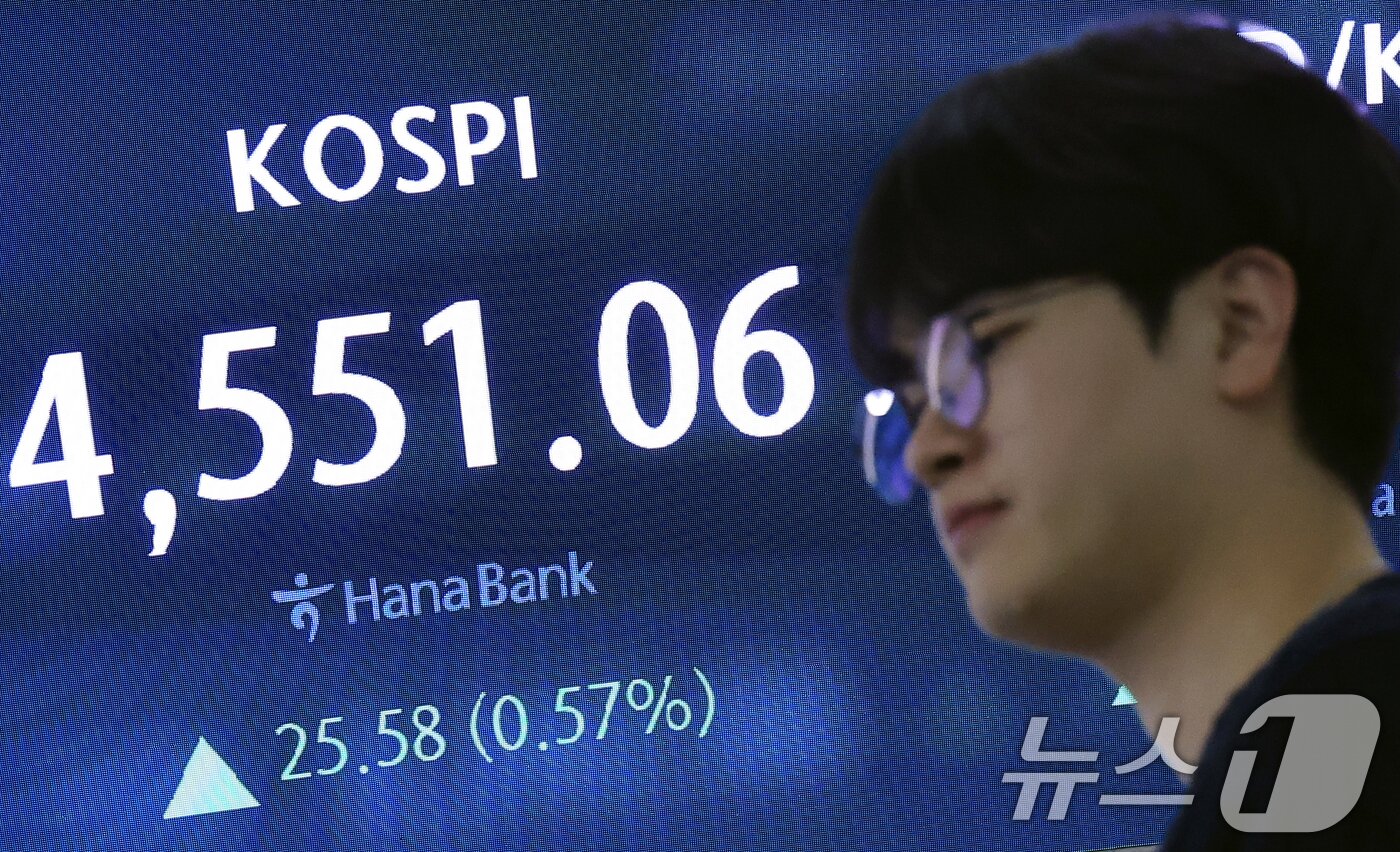 본문 이미지 - 7일 오후 서울 중구 하나은행 본점 딜링룸 전광판에 증시 종가가 표시되고 있다. 2026.1.7/뉴스1 ⓒ News1 박정호 기자