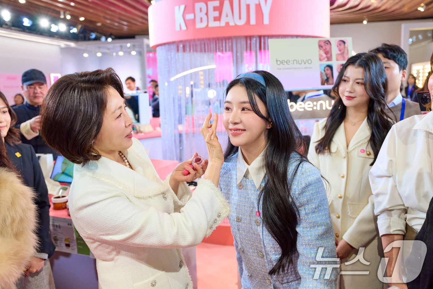 (상하이(중국)=뉴스1) 허경 기자 = 김혜경 여사가 7일 중국 상하이 푸싱아트센터에서 열린 K-뷰티행사에서 참석자 얼굴에 화장품을 발라주고 있다. (공동취재) 2026.1.7/뉴 …