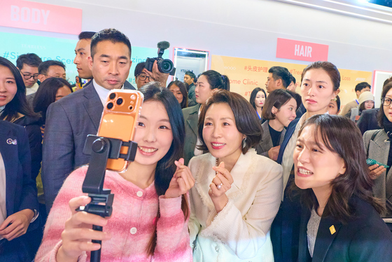 K-뷰티행사 참석자와 기념촬영 하는 김혜경 여사