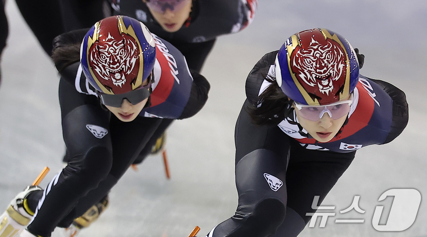 (진천=뉴스1) 김성진 기자 = 쇼트트랙 최민정과 김길리가 7일 충북 진천선수촌 챔피언하우스에서 열린 2026 밀라노코르티나동계올림픽대회 D-30 미디어데이 및 훈련 공개에서 훈련 …