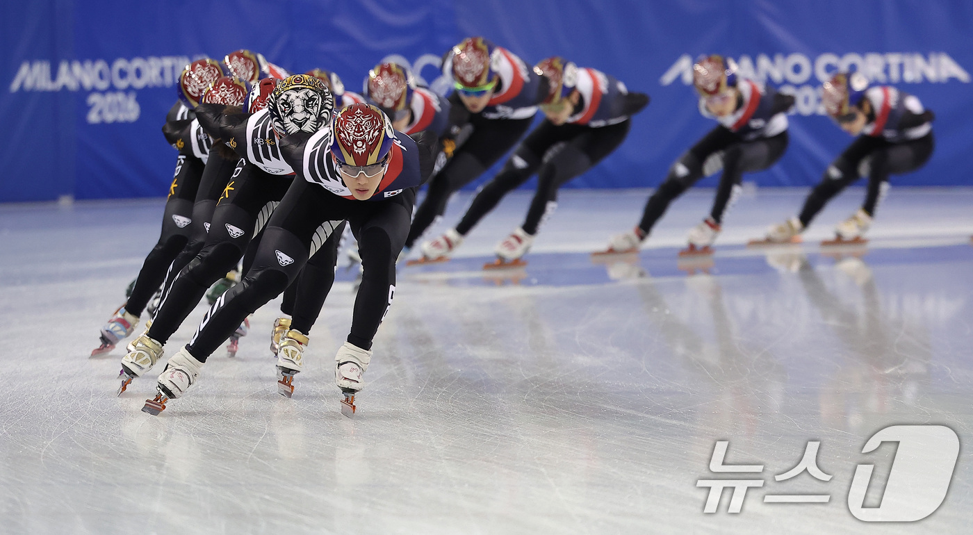 (진천=뉴스1) 김성진 기자 = 쇼트트랙 선수들이 7일 충북 진천선수촌 챔피언하우스에서 열린 2026 밀라노코르티나동계올림픽대회 D-30 미디어데이 및 훈련 공개에서 훈련을 하고 …