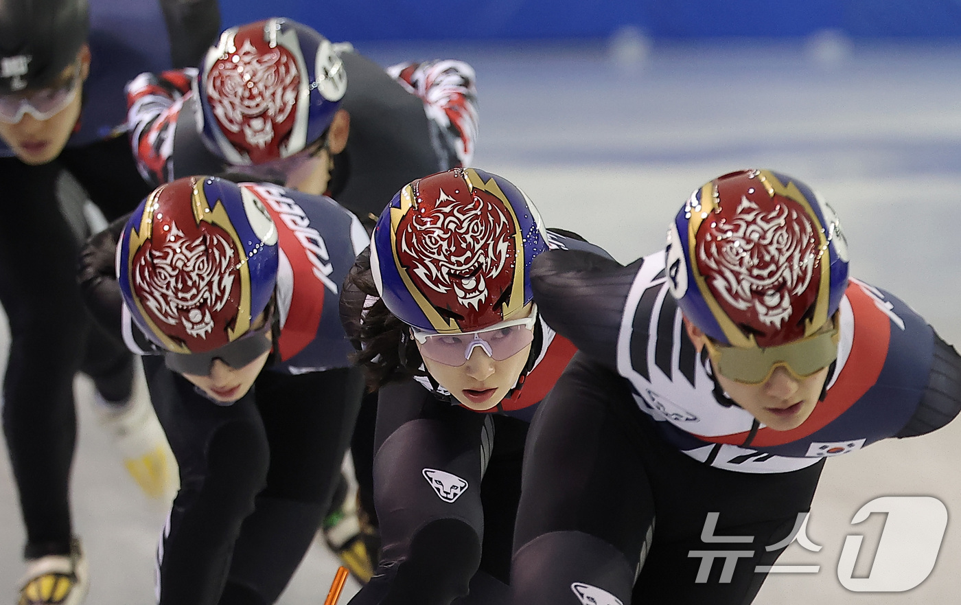 (진천=뉴스1) 김성진 기자 = 쇼트트랙 최민정(가운데)이 7일 충북 진천선수촌 챔피언하우스에서 열린 2026 밀라노코르티나동계올림픽대회 D-30 미디어데이 및 훈련 공개에서 훈련 …