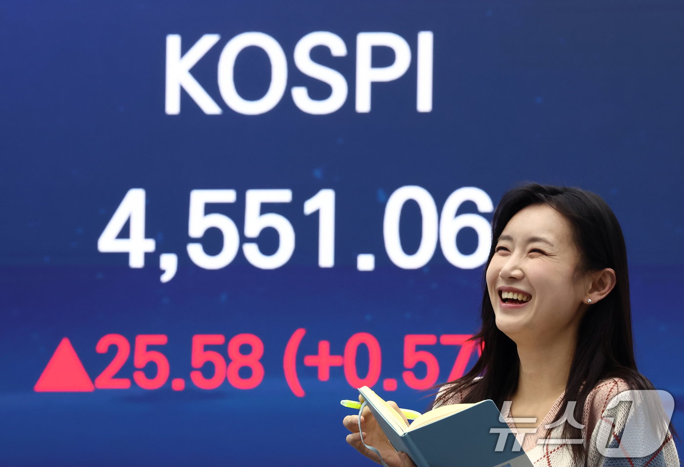 (서울=뉴스1) 김민지 기자 = 7일 오후 서울 중구 우리은행 본점 딜링룸 전광판에 종가가 나오고 있다.이날 코스피는 전 거래일 대비 25.58포인트(0.57%) 오른 4551.0 …