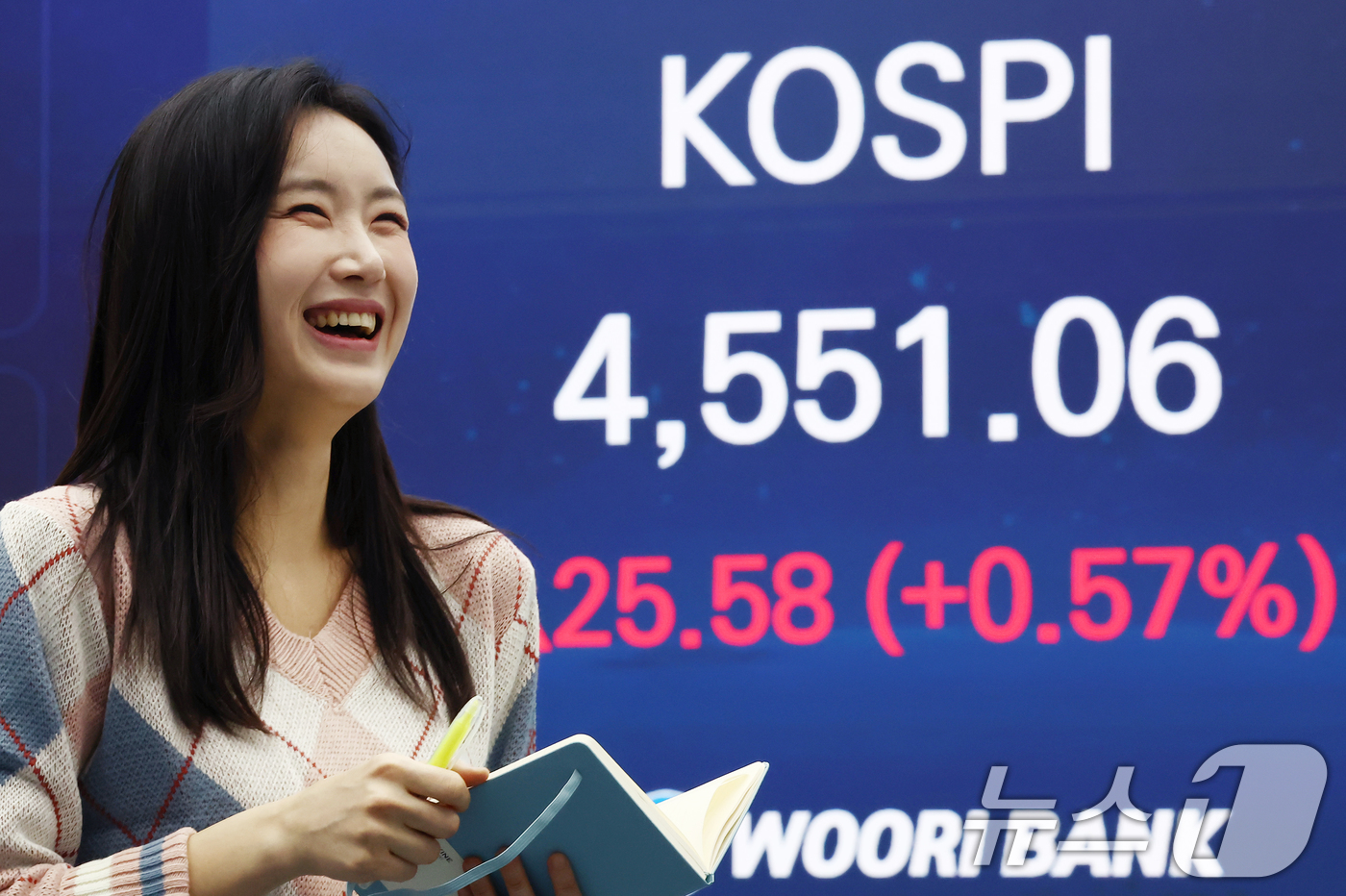 (서울=뉴스1) 김민지 기자 = 7일 오후 서울 중구 우리은행 본점 딜링룸 전광판에 종가가 나오고 있다.이날 코스피는 전 거래일 대비 25.58포인트(0.57%) 오른 4551.0 …