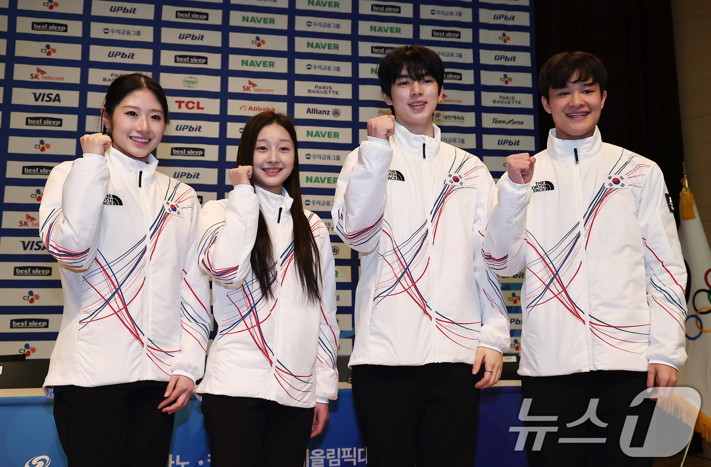 (진천=뉴스1) 김성진 기자 = 피겨스케이팅 이해인(왼쪽부터), 신지아, 차준환, 김현겸이 7일 충북 진천선수촌 챔피언하우스에서 열린 2026 밀라노코르티나동계올림픽대회 D-30 …