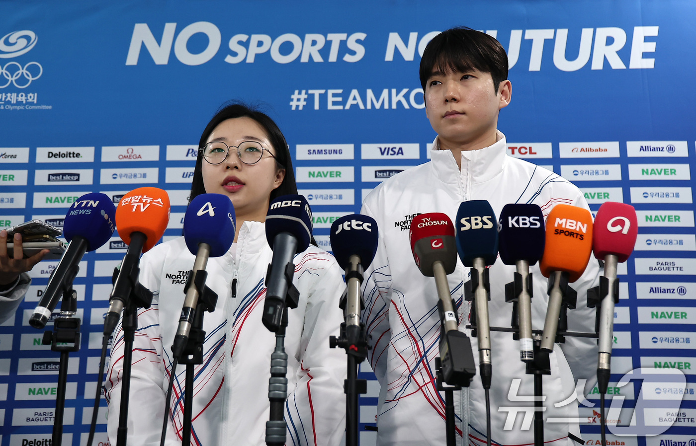 (진천=뉴스1) 김성진 기자 = 컬링 믹스더블 김선영과 정영석이 7일 충북 진천선수촌 챔피언하우스에서 열린 2026 밀라노코르티나동계올림픽대회 D-30 미디어데이 및 훈련 공개에서 …