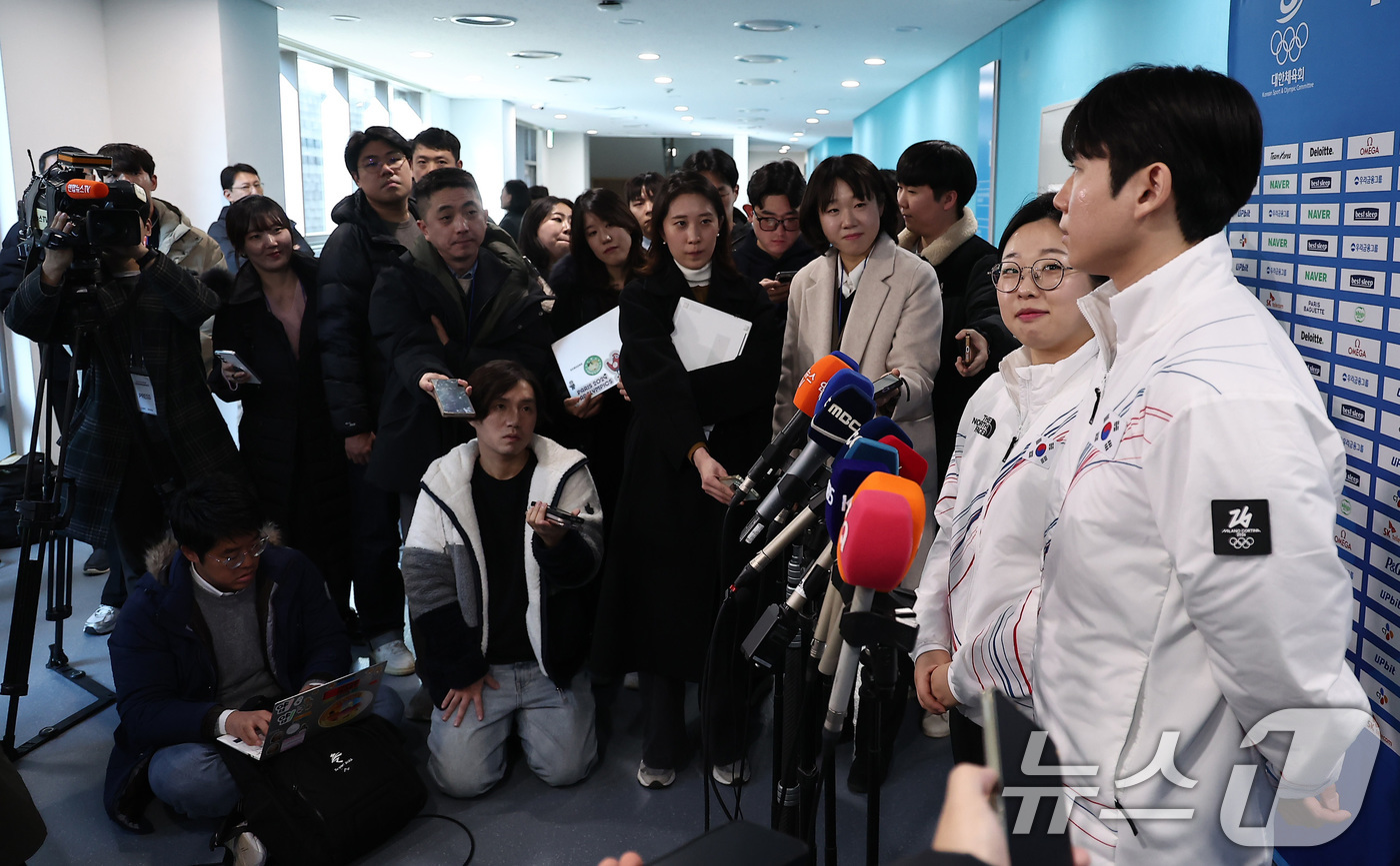 (진천=뉴스1) 김성진 기자 = 컬링 믹스더블 김선영과 정영석이 7일 충북 진천선수촌 챔피언하우스에서 열린 2026 밀라노코르티나동계올림픽대회 D-30 미디어데이 및 훈련 공개에서 …
