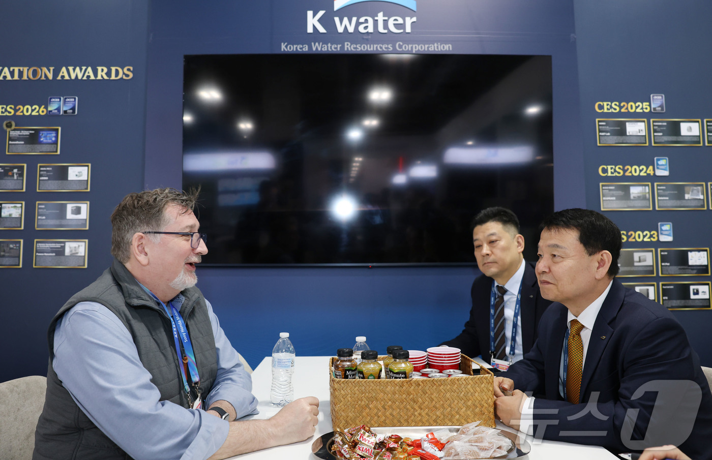 (서울=뉴스1) = 6일(현지시간) 미국 라스베이거스에서 열린 CES 2026에서 윤석대 한국수자원공사 사장(오른쪽)이 브라이언 스텁스 클리블랜드 워터얼라이언스(CWA) 회장(왼쪽 …