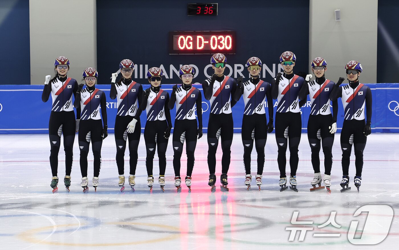 본문 이미지 - 쇼트트랙 선수들이 7일 충북 진천선수촌 챔피언하우스에서 열린 2026 밀라노코르티나동계올림픽대회 D-30 미디어데이 및 훈련 공개에서 기념촬영을 하고 있다. 2026.1.7/뉴스1 ⓒ News1 김성진 기자