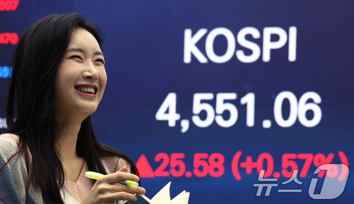 (서울=뉴스1) 김민지 기자 = 7일 오후 서울 중구 우리은행 본점 딜링룸 전광판에 종가가 나오고 있다.이날 코스피는 전 거래일 대비 25.58포인트(0.57%) 오른 4551.0 …