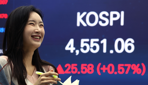 코스피, 2550선 장 마감…사상 최고치