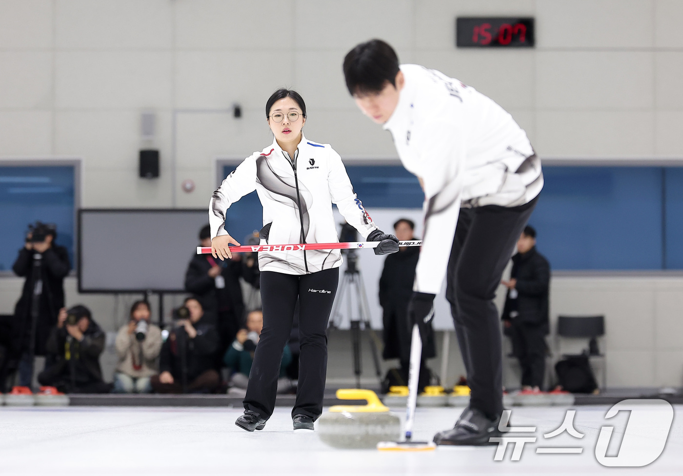 (진천=뉴스1) 김성진 기자 = 컬링 믹스더블 김선영과 정영석이 7일 충북 진천선수촌 챔피언하우스에서 열린 2026 밀라노코르티나동계올림픽대회 D-30 미디어데이 및 훈련 공개에서 …