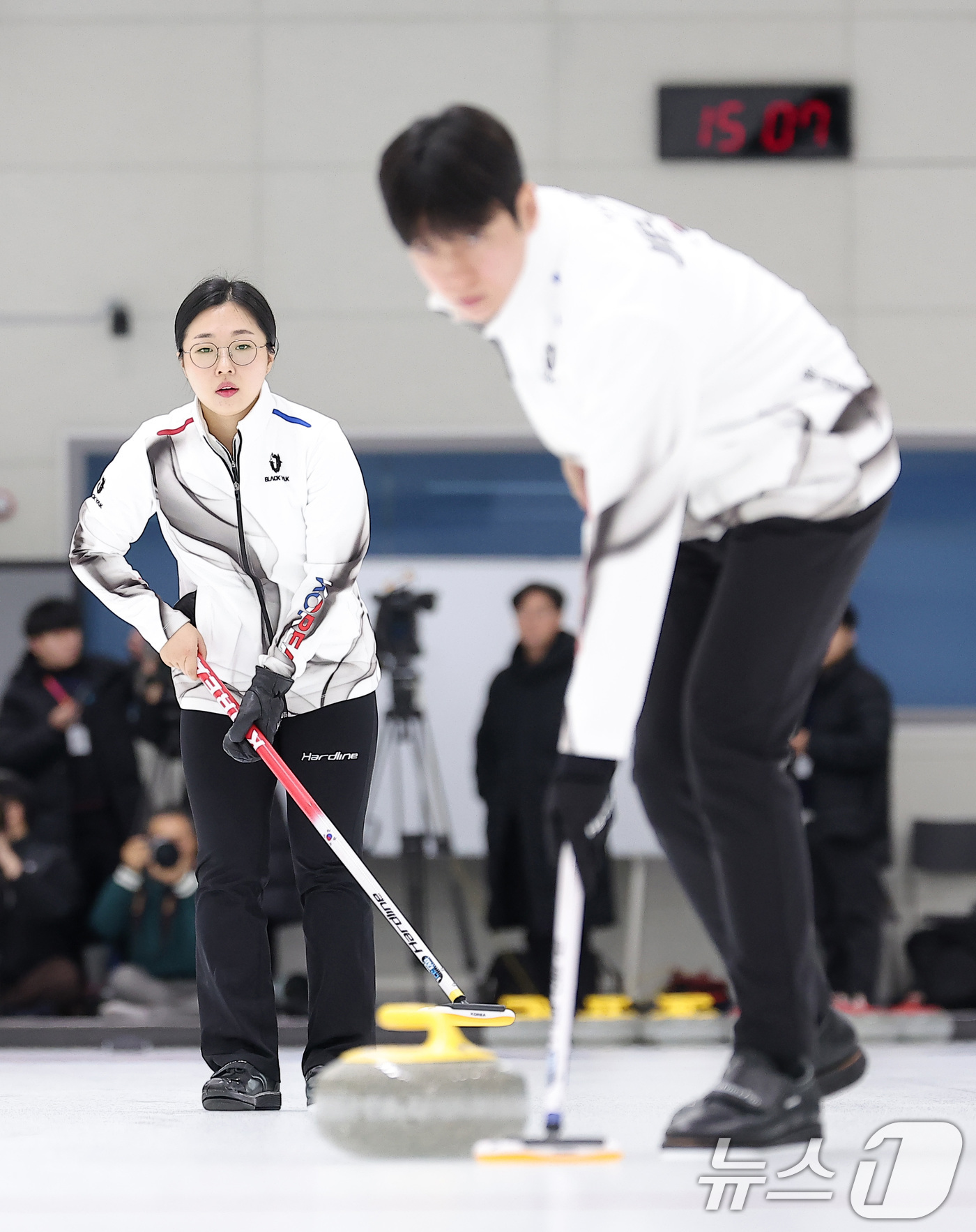 (진천=뉴스1) 김성진 기자 = 컬링 믹스더블 김선영과 정영석이 7일 충북 진천선수촌 챔피언하우스에서 열린 2026 밀라노코르티나동계올림픽대회 D-30 미디어데이 및 훈련 공개에서 …