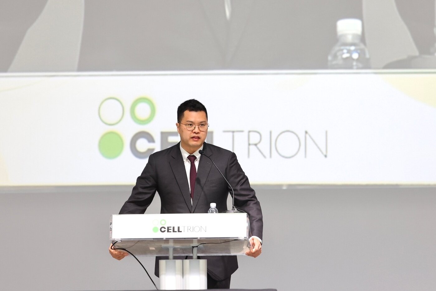 본문 이미지 - 서진석 셀트리온 대표이사가 주주총회에서 주주들과 대화하고 있다.(셀트리온 제공)/뉴스1