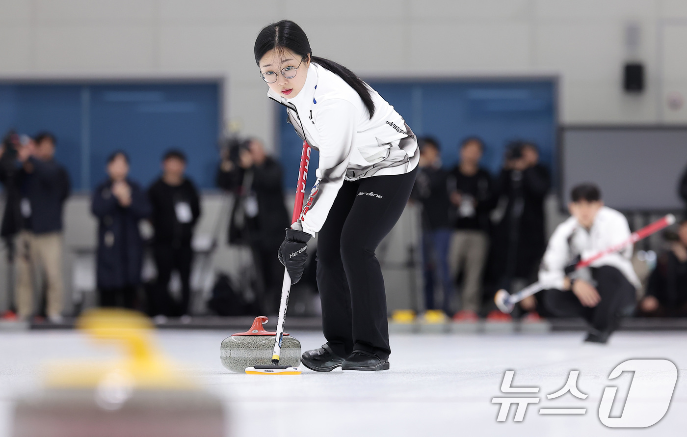 (진천=뉴스1) 김성진 기자 = 컬링 믹스더블 김선영과 정영석이 7일 충북 진천선수촌 챔피언하우스에서 열린 2026 밀라노코르티나동계올림픽대회 D-30 미디어데이 및 훈련 공개에서 …