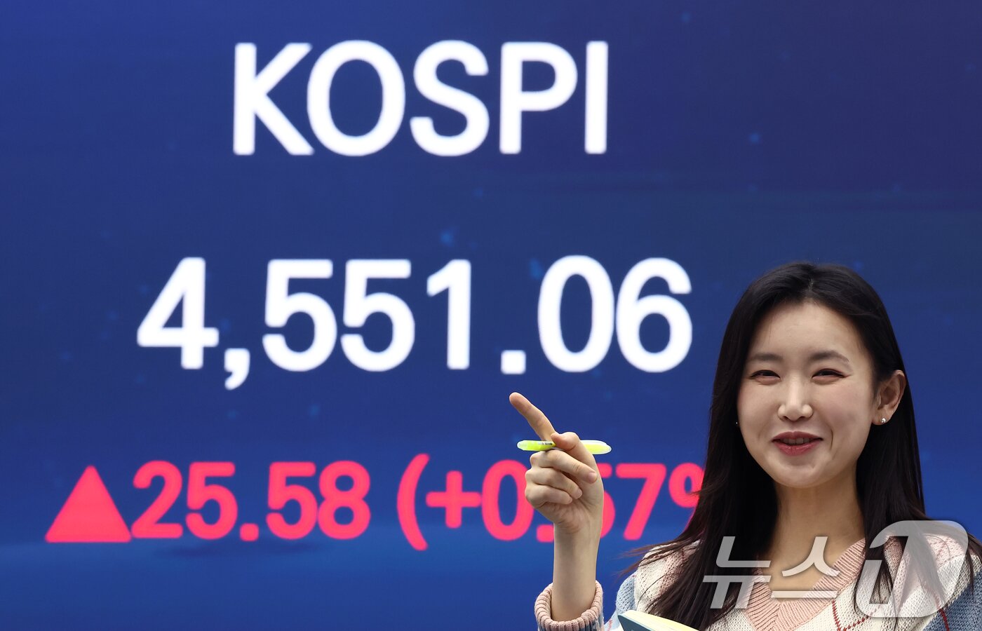 본문 이미지 - 7일 오후 서울 중구 우리은행 본점 딜링룸 전광판에 종가가 나오고 있다.  2026.1.7/뉴스1 ⓒ News1 김민지 기자